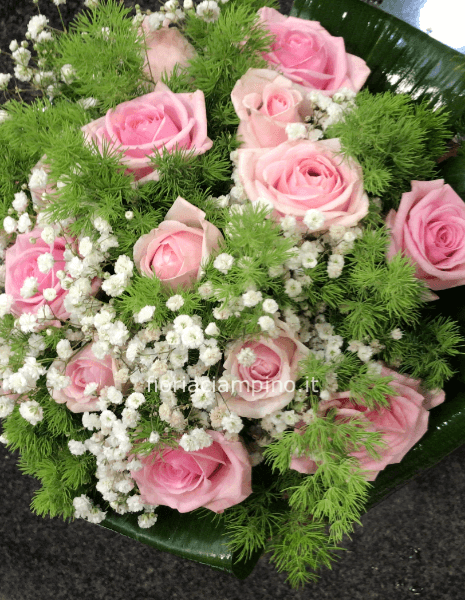 Bouquet di rose rosa e gypsofila